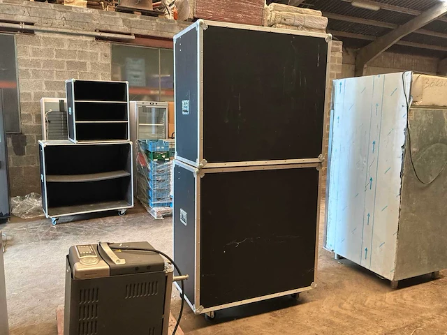 Vier professionele flightcases voor opslag en transport van inventaris - afbeelding 5 van  10