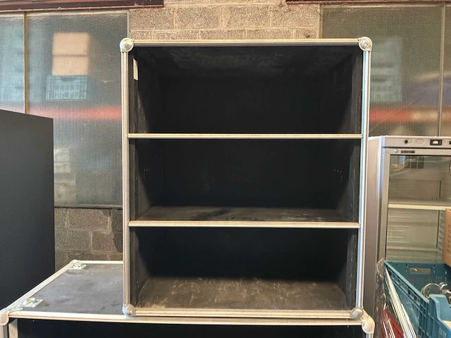 Vier professionele flightcases voor opslag en transport van inventaris - afbeelding 8 van  10