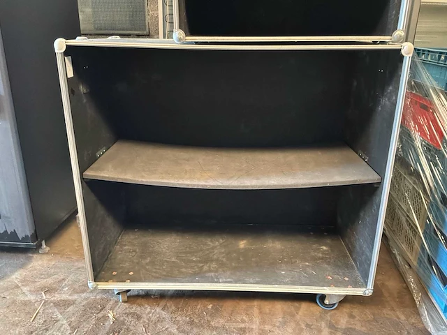 Vier professionele flightcases voor opslag en transport van inventaris - afbeelding 9 van  10