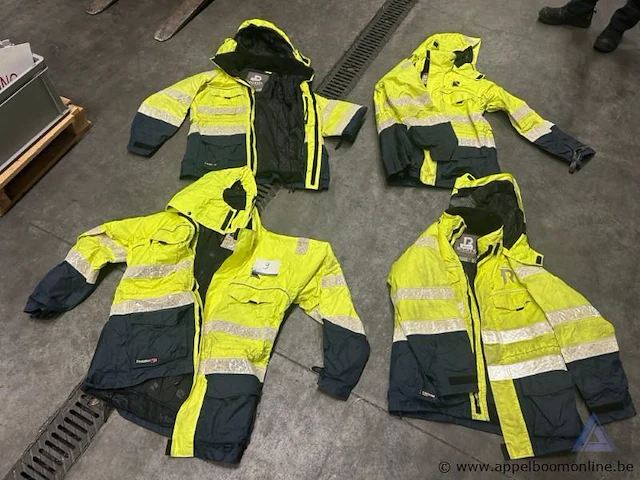 Vier schippersjassen, type harbour 907, met 50n drijfvermogen volgens en 393. voorzien van reflecterende strepen. - afbeelding 1 van  4