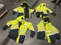 Vier schippersjassen, type harbour 907, met 50n drijfvermogen volgens en 393. voorzien van reflecterende strepen.