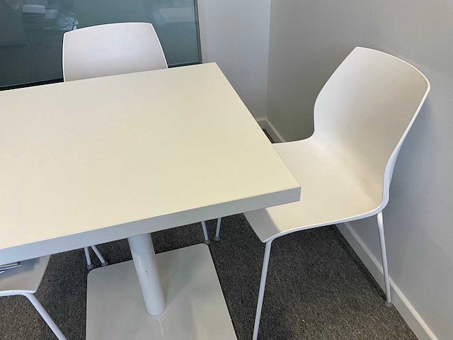 Vierkante tafel met 4 stoelen - afbeelding 1 van  8