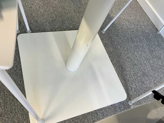 Vierkante tafel met 4 stoelen - afbeelding 7 van  8