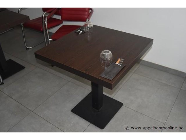 Vierkante tafel vv metalen voet en houten blad - afbeelding 1 van  1
