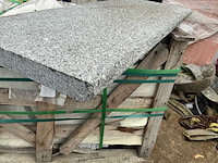 Viet grey, gebouchardeerd, afgerond natuursteen zwembadboord/traptrede - afbeelding 2 van  2