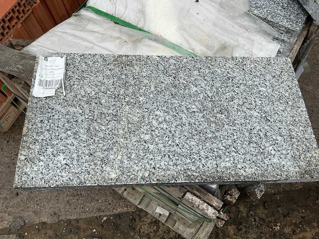 Viet grey gebouchardeerd natuursteen tuintegel 47,52m2 - afbeelding 1 van  3