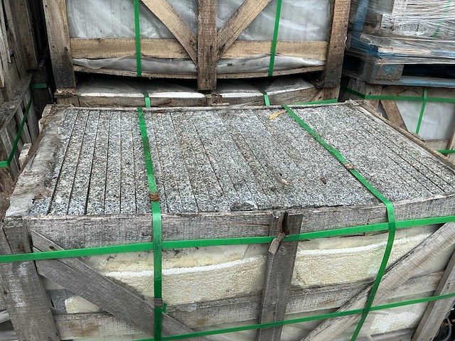 Viet grey gebouchardeerd natuursteen tuintegel 47,52m2 - afbeelding 3 van  3
