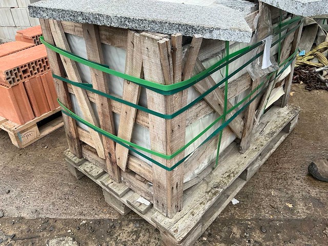 Viet grey gebouchardeerd natuursteen tuintegel 47,52m2 - afbeelding 2 van  3