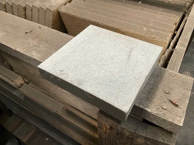 Vietnamese blauwsteen gezandstraald natuursteen tuintegel - afbeelding 1 van  3