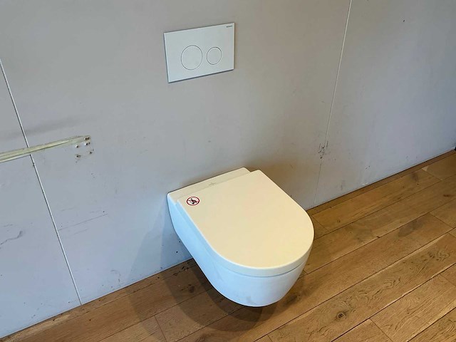 Villeroy & boch avento toilet en inbouwkraanwerk - afbeelding 2 van  8