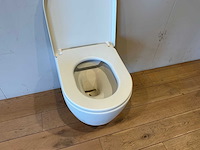 Villeroy & boch avento toilet en inbouwkraanwerk - afbeelding 3 van  8