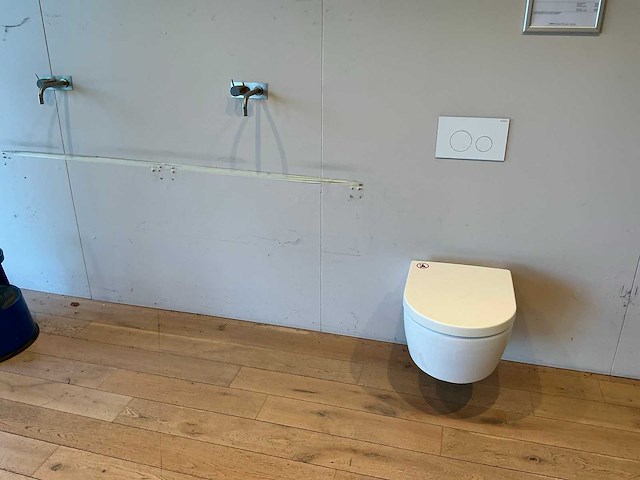Villeroy & boch avento toilet en inbouwkraanwerk - afbeelding 1 van  8