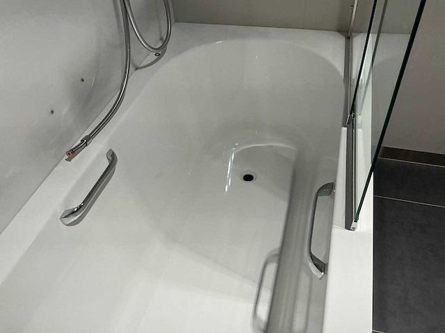 Villeroy & boch oberon ligbad en designradiator - afbeelding 5 van  8