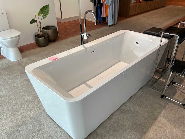Villeroy & boch vrijstaand bad met kraan - afbeelding 1 van  4
