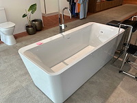 Villeroy & boch vrijstaand bad met kraan - afbeelding 1 van  4