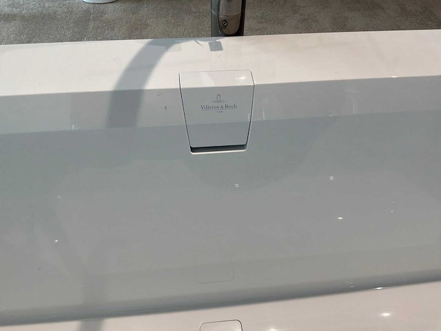 Villeroy & boch vrijstaand bad met kraan - afbeelding 2 van  4