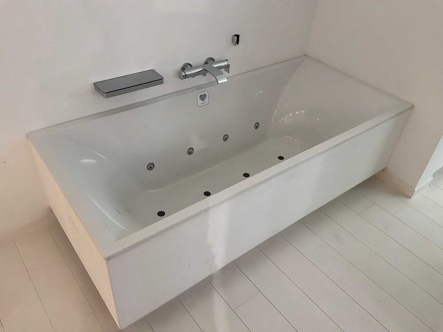 Villeroy&boch la belle whirlpool bad met hansgrohe mengkraan - afbeelding 1 van  10