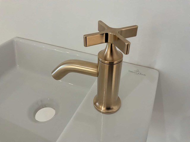 Villeroy&boch memento fontein met dornbracht kraan - afbeelding 3 van  5