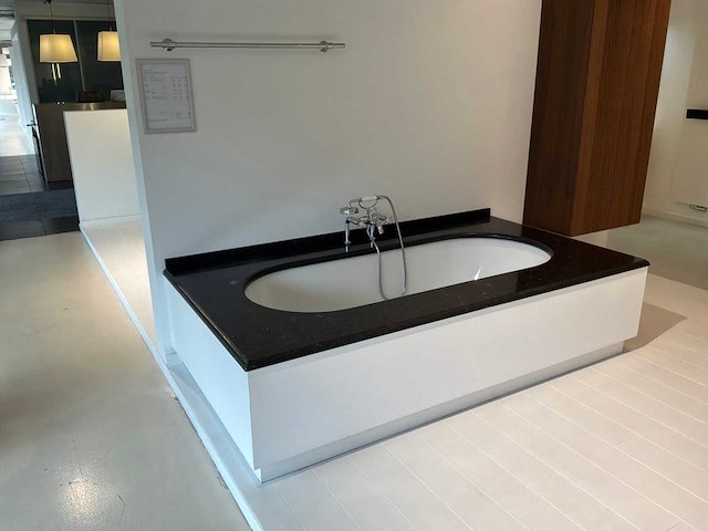 Villeroy&boch oberon bad met axor mengkraan - afbeelding 14 van  16