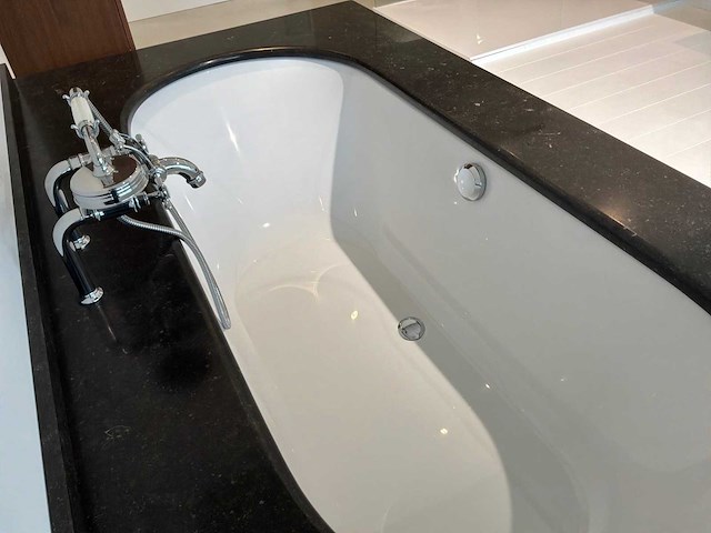 Villeroy&boch oberon bad met axor mengkraan - afbeelding 16 van  16