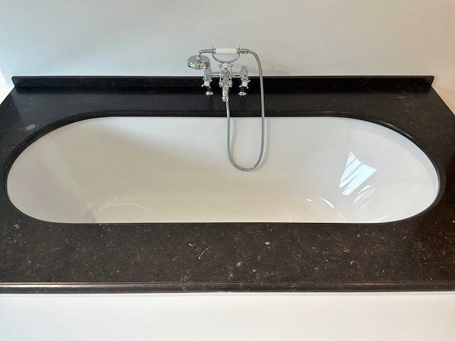 Villeroy&boch oberon bad met axor mengkraan - afbeelding 1 van  16