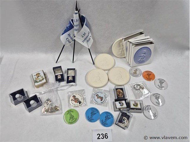 Vingerhoedjes, spelden, porseleinen plaquettes, pillendoosjes, vlagjes enz... - afbeelding 1 van  9