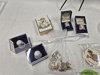 Vingerhoedjes, spelden, porseleinen plaquettes, pillendoosjes, vlagjes enz... - afbeelding 2 van  9