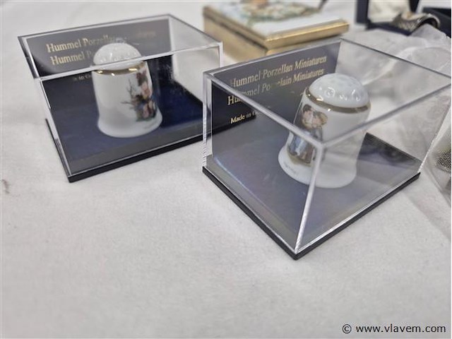 Vingerhoedjes, spelden, porseleinen plaquettes, pillendoosjes, vlagjes enz... - afbeelding 3 van  9