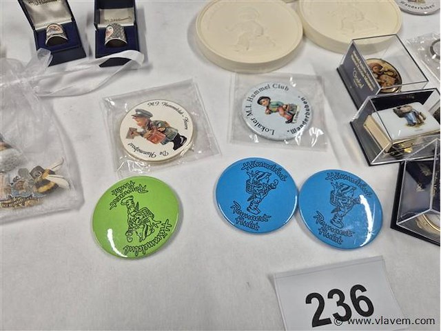 Vingerhoedjes, spelden, porseleinen plaquettes, pillendoosjes, vlagjes enz... - afbeelding 4 van  9