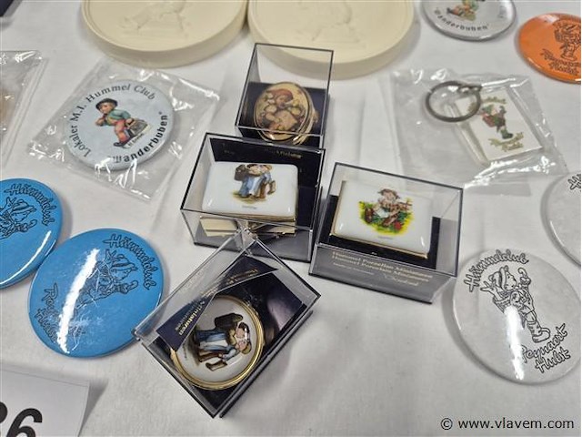 Vingerhoedjes, spelden, porseleinen plaquettes, pillendoosjes, vlagjes enz... - afbeelding 5 van  9