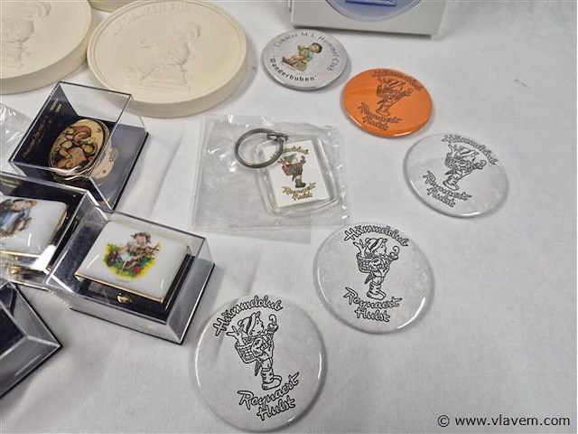 Vingerhoedjes, spelden, porseleinen plaquettes, pillendoosjes, vlagjes enz... - afbeelding 6 van  9