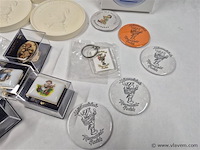 Vingerhoedjes, spelden, porseleinen plaquettes, pillendoosjes, vlagjes enz... - afbeelding 6 van  9