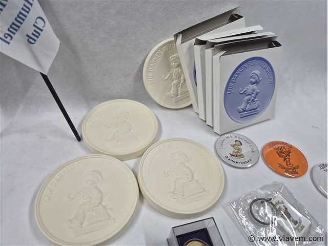 Vingerhoedjes, spelden, porseleinen plaquettes, pillendoosjes, vlagjes enz... - afbeelding 7 van  9