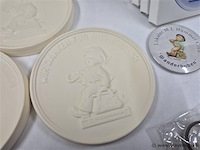 Vingerhoedjes, spelden, porseleinen plaquettes, pillendoosjes, vlagjes enz... - afbeelding 8 van  9