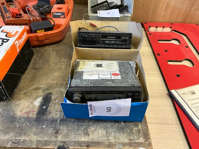 Vintage autoradio (2x) - afbeelding 1 van  3