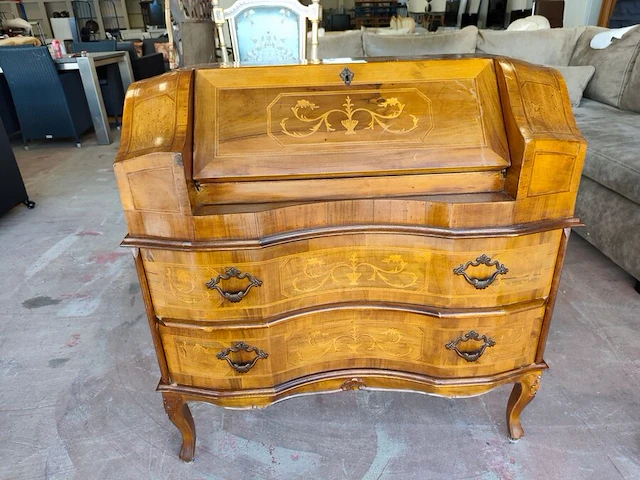 Vintage barokke secretaire ladekast uitgevoerd in rococo stijl met klep en 2 laden (met inhoud kaarsen) - afbeelding 1 van  9