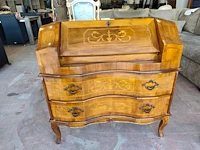Vintage barokke secretaire ladekast uitgevoerd in rococo stijl met klep en 2 laden (met inhoud kaarsen)