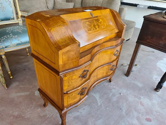 Vintage barokke secretaire ladekast uitgevoerd in rococo stijl met klep en 2 laden (met inhoud kaarsen) - afbeelding 2 van  9