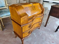 Vintage barokke secretaire ladekast uitgevoerd in rococo stijl met klep en 2 laden (met inhoud kaarsen) - afbeelding 2 van  9