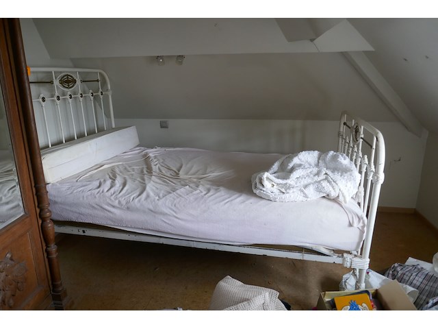 Vintage bed met nieuwe matras - afbeelding 1 van  4