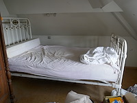 Vintage bed met nieuwe matras - afbeelding 1 van  4
