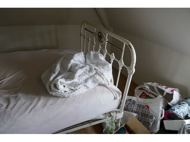 Vintage bed met nieuwe matras - afbeelding 3 van  4