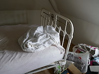 Vintage bed met nieuwe matras - afbeelding 3 van  4