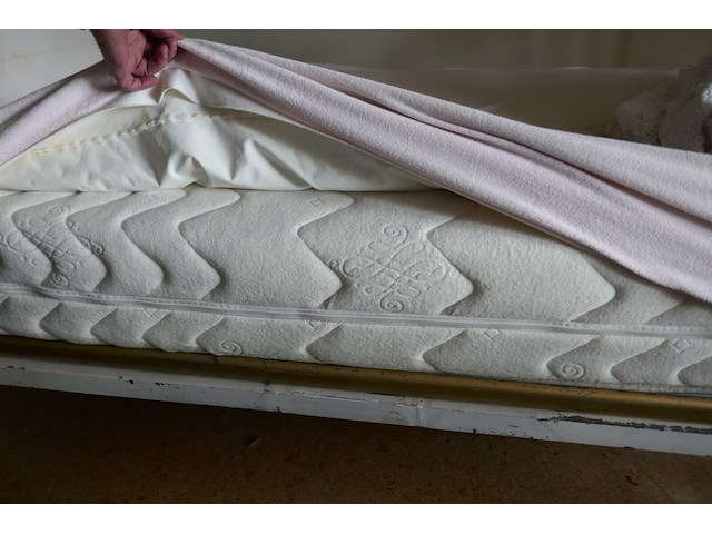 Vintage bed met nieuwe matras - afbeelding 4 van  4