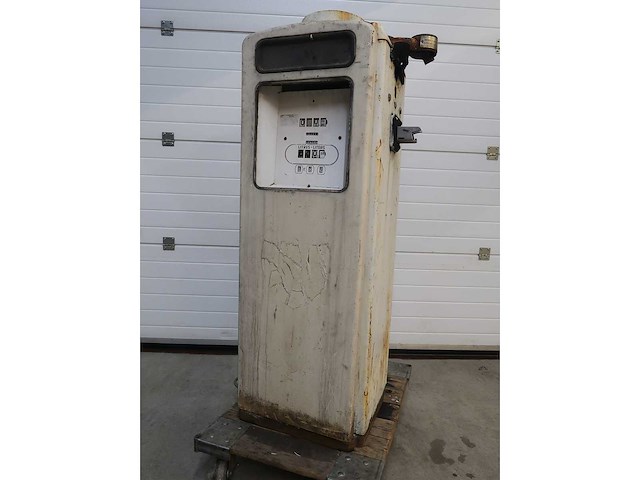 Vintage benzinepomp - afbeelding 2 van  9