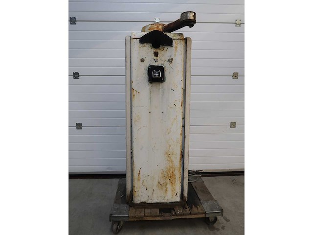 Vintage benzinepomp - afbeelding 4 van  9