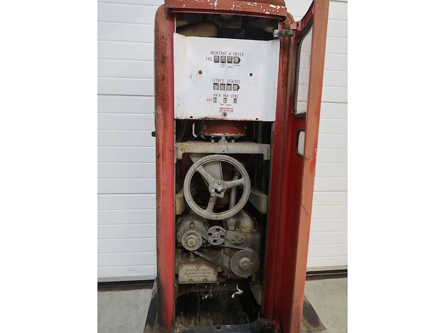 Vintage benzinepomp - afbeelding 2 van  2