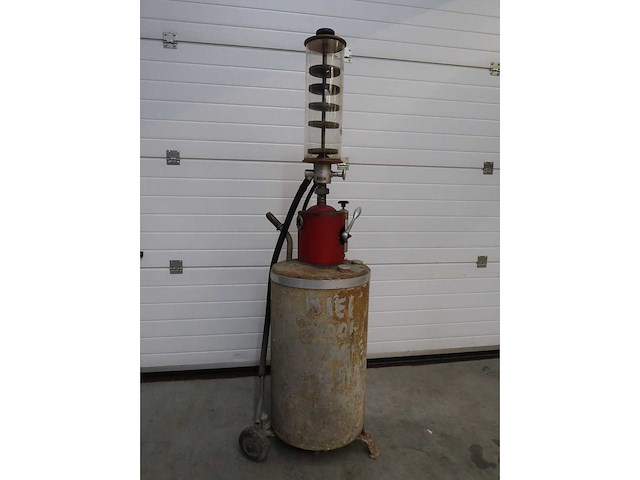 Vintage benzinepomp - afbeelding 1 van  5