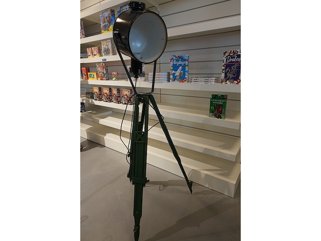 Vintage ddr verstraler op origineel militair driepootstatief | flutlichtscheinwerfer ba | 1000w - afbeelding 1 van  6