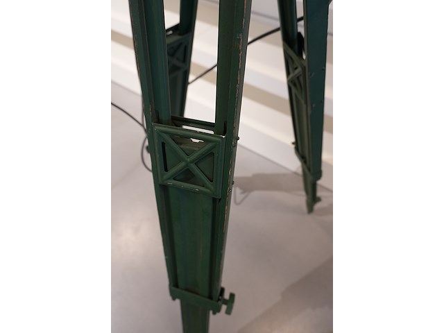 Vintage ddr verstraler op origineel militair driepootstatief | flutlichtscheinwerfer ba | 1000w - afbeelding 3 van  6